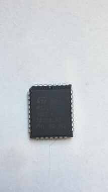 ST - M27C512-10C6 PLCC-32 MEMORY DATA STORAGE EEPROM